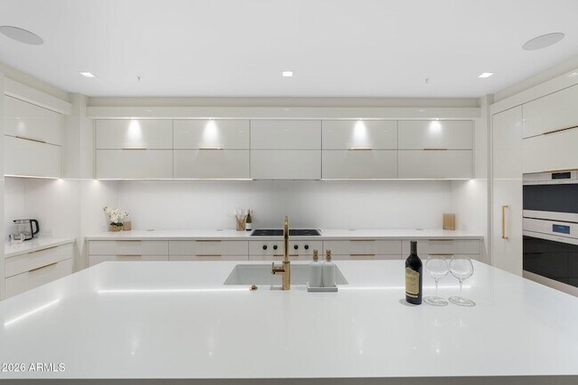 Building Photo - 6587 N Palmeraie Blvd