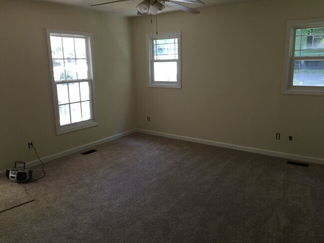 Foto del edificio - Cute @BR/1.5BA refinished Bungalow