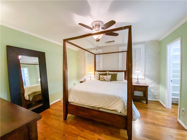 Foto del edificio - 1026 St Charles Ave NE