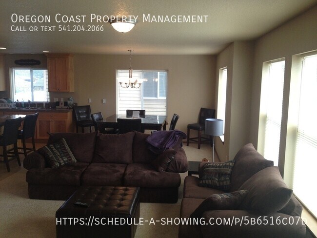 Building Photo - Awesome 3 Bedroom House In Lincoln City