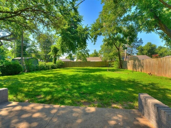 Building Photo - 1800 Melrose Dr