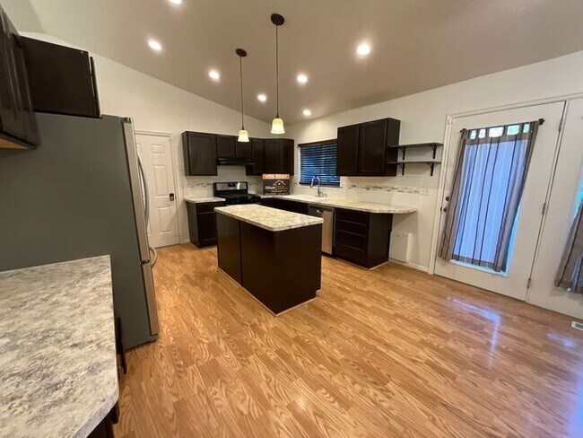 Foto del edificio - 4 Bedroom 2 1/2 Bath Home Oversized 2 Car Garage. Dog Friendly Available in June