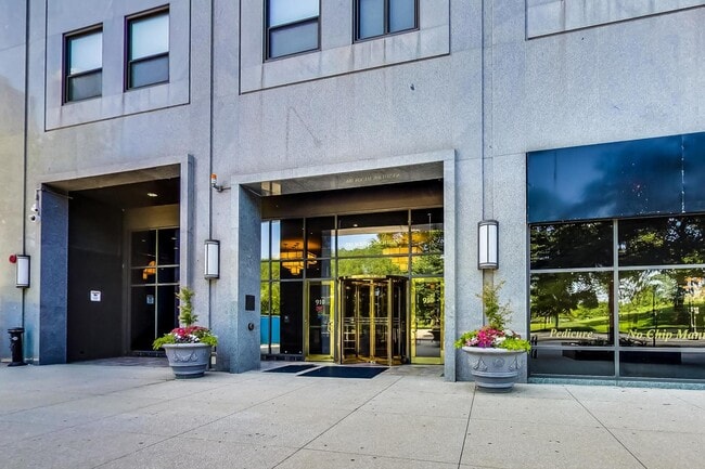 Building Photo - 910 S Michigan Ave