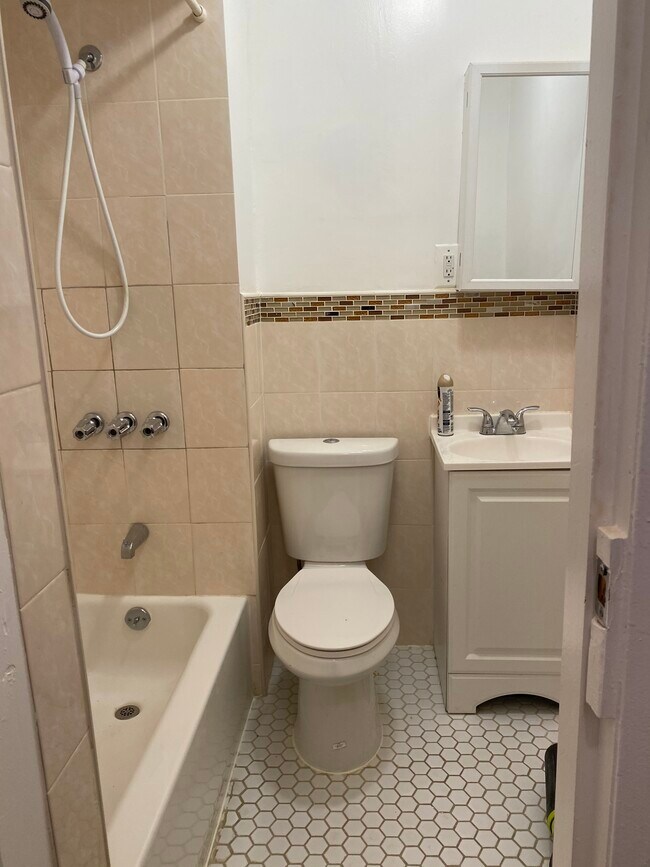 Building Photo - 992 Sutter Ave