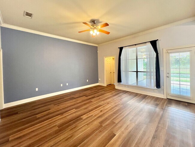 Foto del edificio - Three Bedroom House with a Large Backyard ...