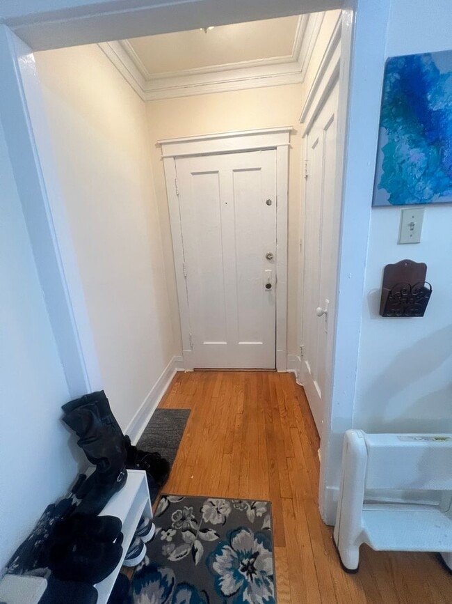 Building Photo - Lovely and Very Large Ravenswood Manor 1 BR