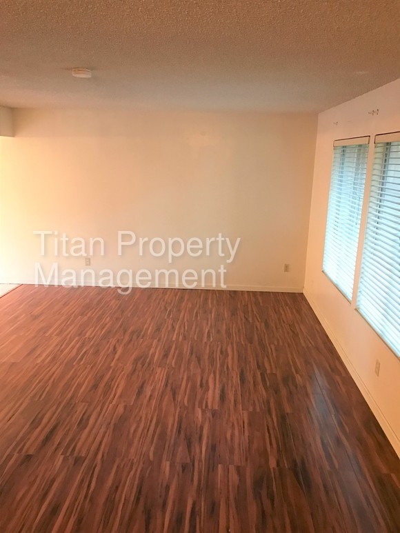 Building Photo - 8861 La Riviera Dr