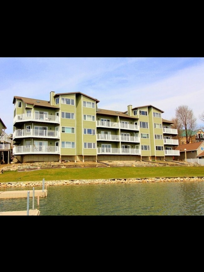 Building Photo - Lake Front Condo in Battle Creek