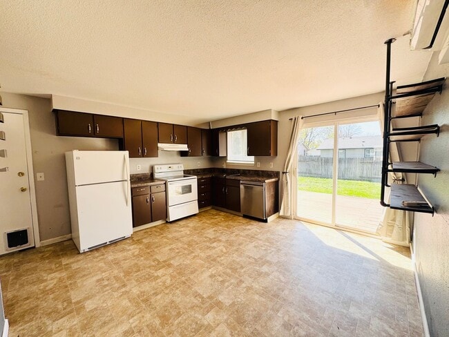 Building Photo - Available Now-2bd/1b West Boise Home!