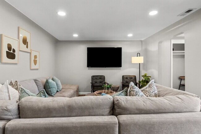 Foto del edificio - 8254 Mary Ann Ave