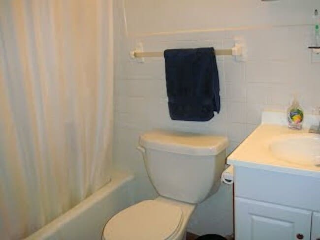 Building Photo - 1800 JPA - 1 Bedroom Garden Unit Available...