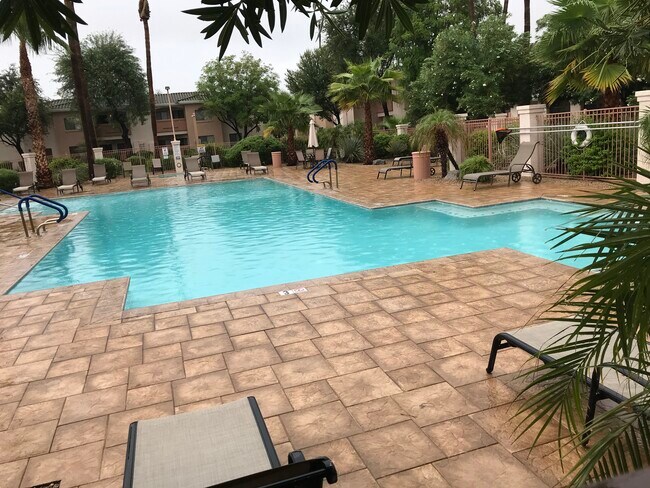 Foto del edificio - 10030 W Indian School Rd