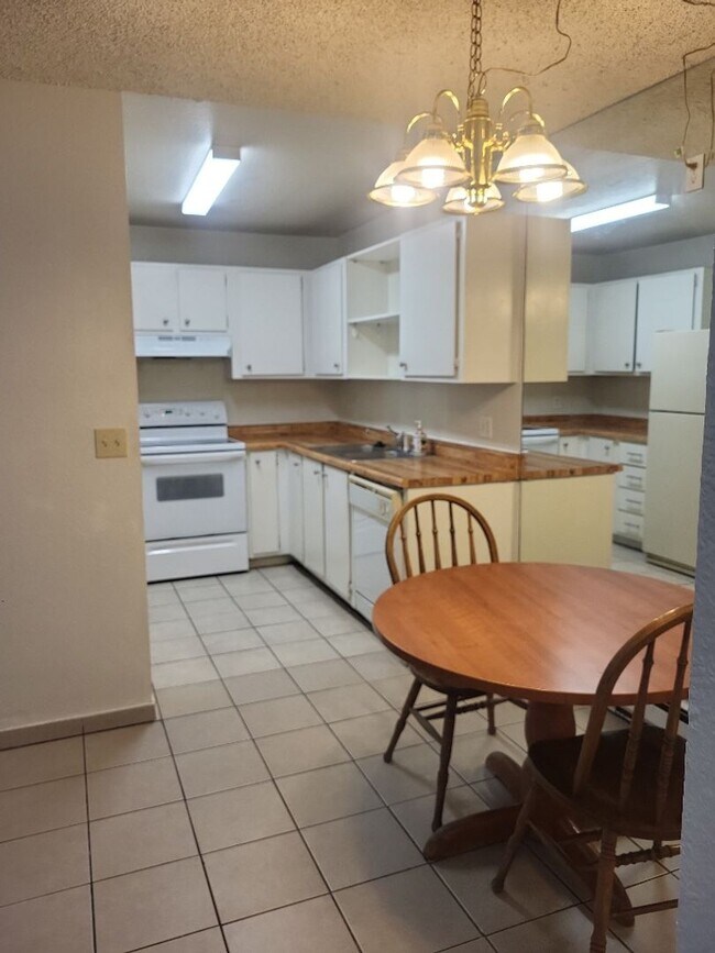 Foto del edificio - 2100 Highview Ct