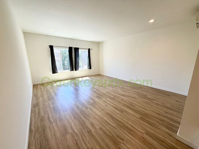 Building Photo - Modern 2-Bedroom Townhome on 3 Levels with Garage, A/C and Private Patio – Great SE Portland Loca...