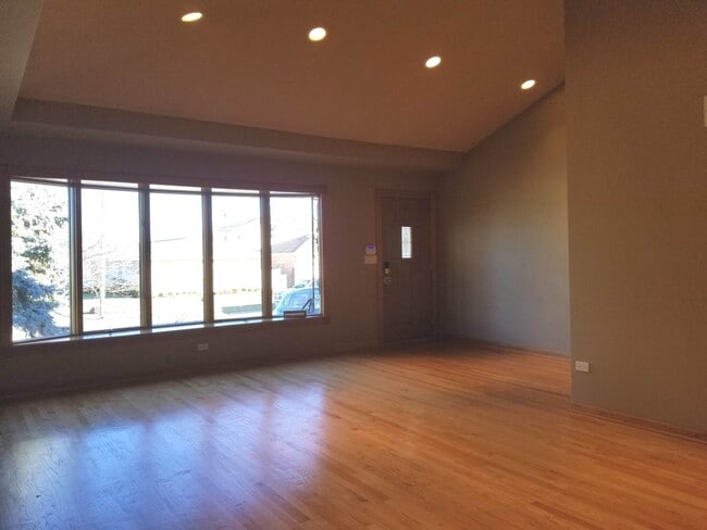Building Photo - 8548 N Overhill Ave