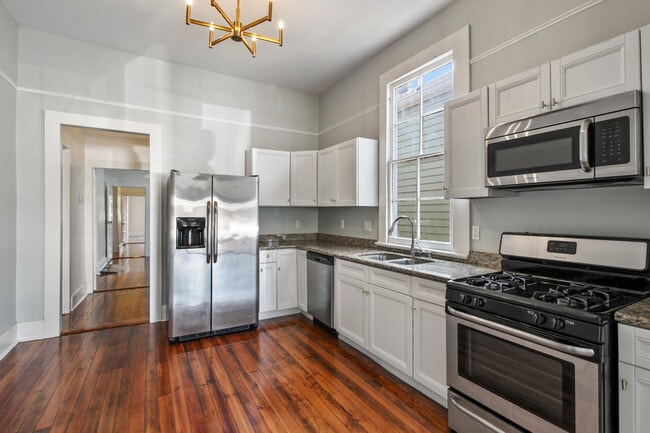 Photo - 2421 Valence- right House