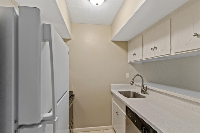 Building Photo - 2121 Fountain View Dr