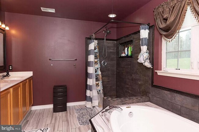 Building Photo - 216 Creekside Dr