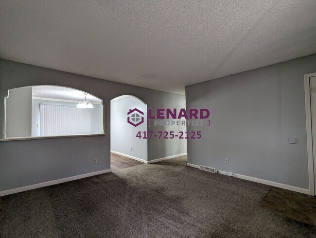 Foto del edificio - Charming 3-Bedroom Home with Fenced Yard & 2-Car Garage in Springfield