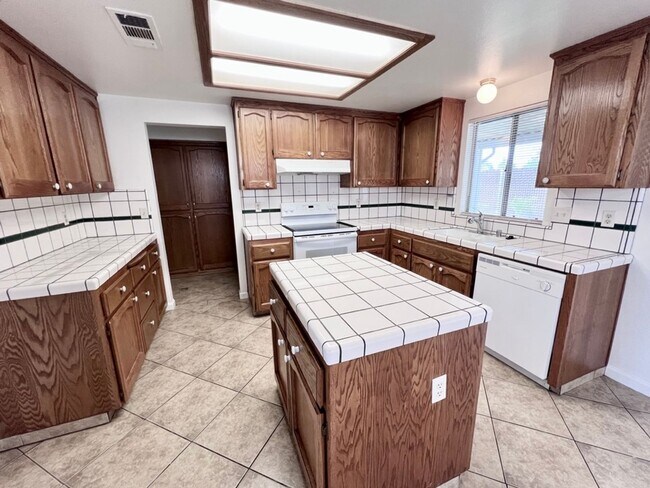 Foto del edificio - $2,295 Tollhouse & Armstrong, 3 Bedroom Po...