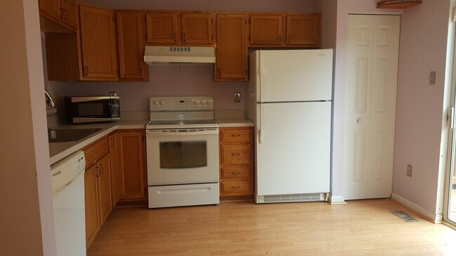 Building Photo - Beautiful 2 Bedroom 2 Full Bathroom Townho...