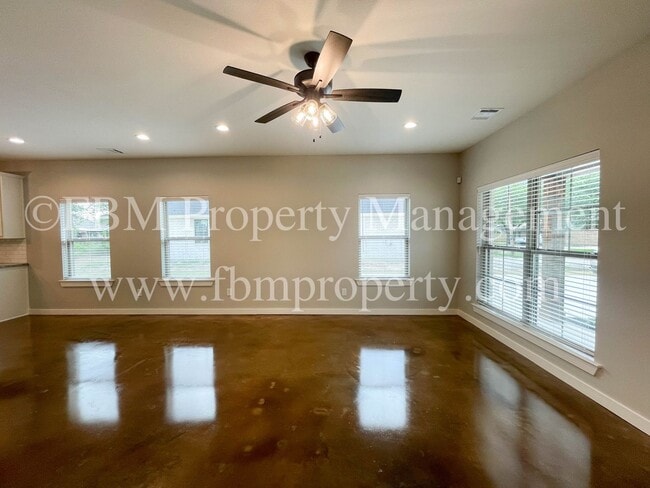 Building Photo - 292 Cosey St