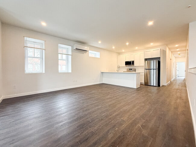 Building Photo - 67 Perrin St