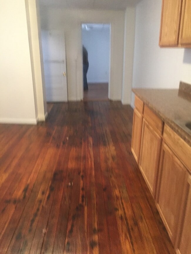 Building Photo - 1st Floor 1 Bedroom Apartment, Parking, Ya...