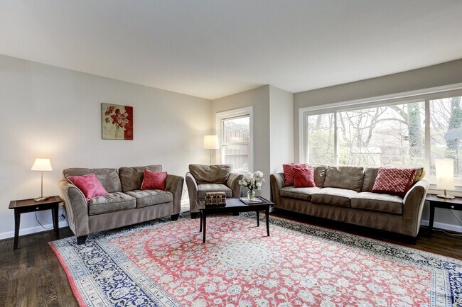 Building Photo - Memorable 4 BR/2 BA Single Family in Wheat...