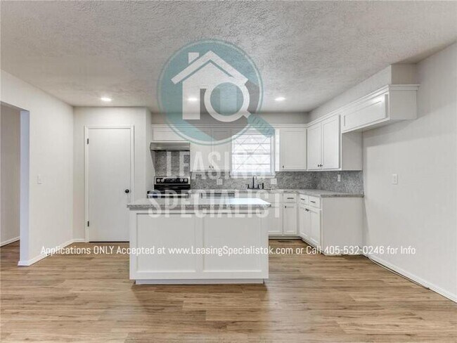 Building Photo - Beautifully Remodeled 3 Bed 2 Bath Moore H...