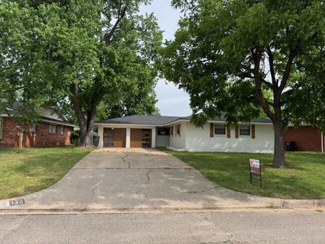 Foto del edificio - Stunning and trendy 3 bed 2 bath 2 car garage in Moore!