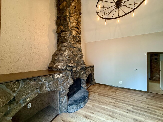 Foto del edificio - 2 Bed 1 Bath with a 2 Room Loft