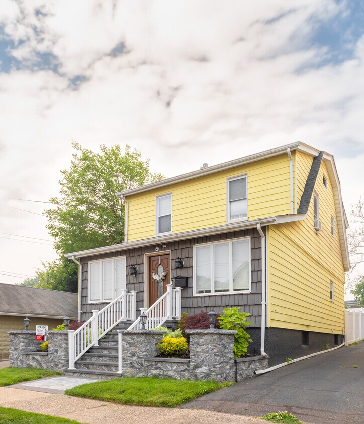 Front - 235 N 12th Pl