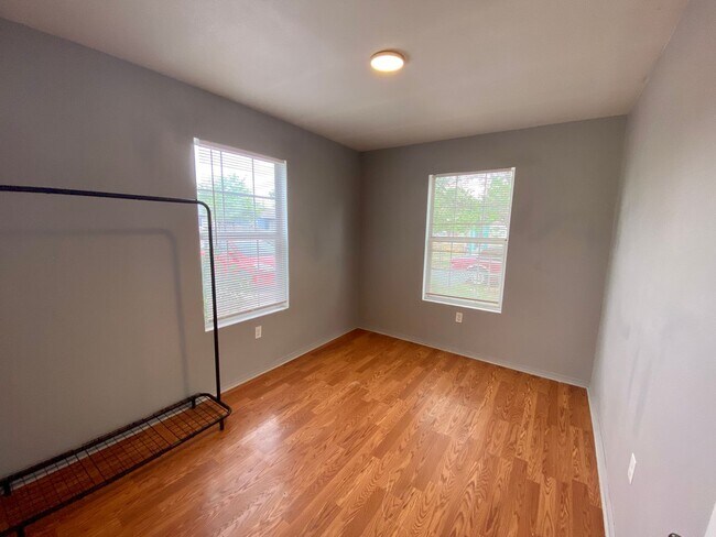 Foto del edificio - 2 Bed 1 Bath Now Available