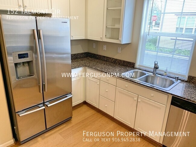 Foto del edificio - Two Bedroom Two and a Half Bathroom Home i...