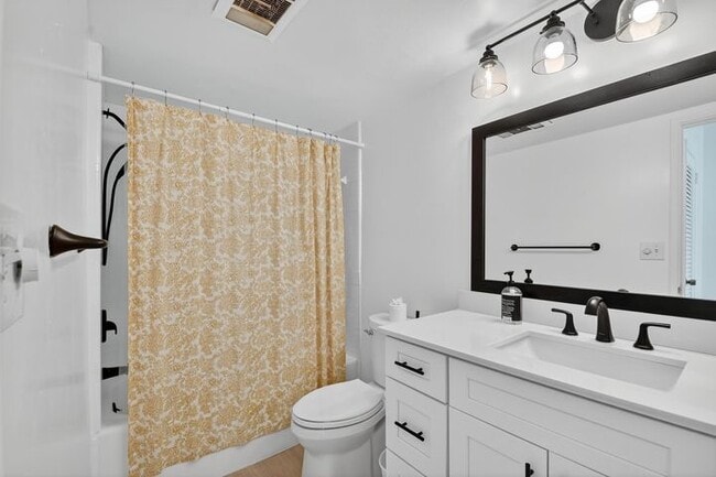 Building Photo - 1000 Lowry St