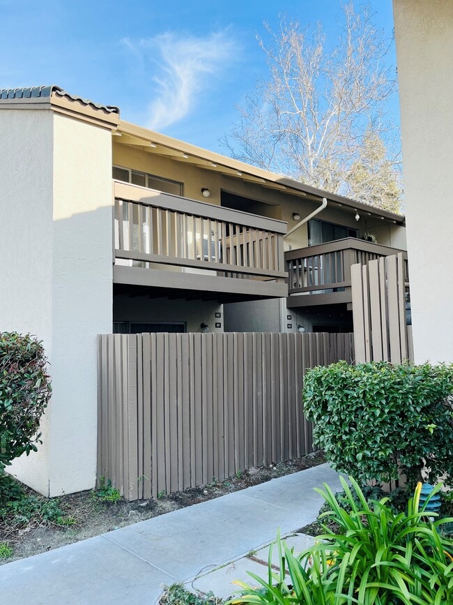 Building Photo - 2734 Oak Rd. #62