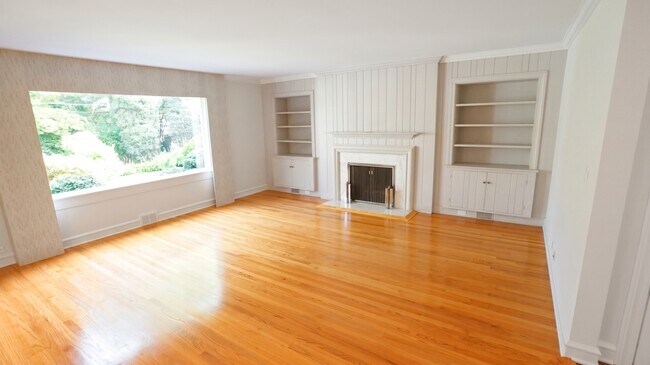 Foto del edificio - 460 Highcrest Dr