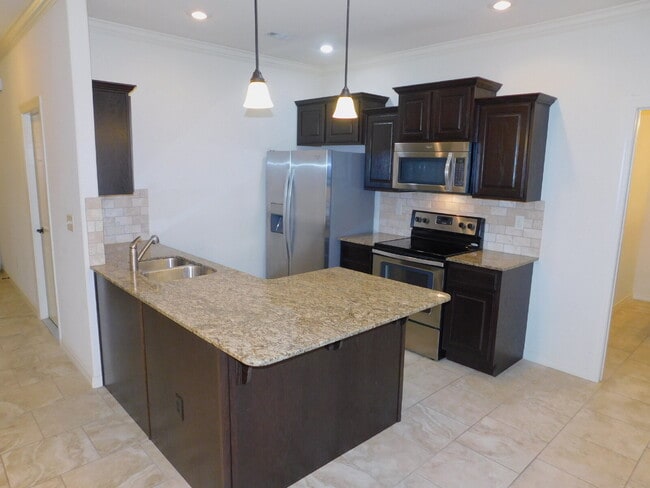Foto del edificio - Gorgeous! Near Washington Regional and the Bike Trail! To schedule your own showing, 479-341-6744.