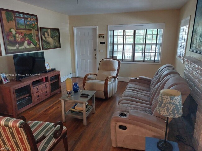 Foto del edificio - 2 br, 1 bath House - 4025 SW 62nd Ct
