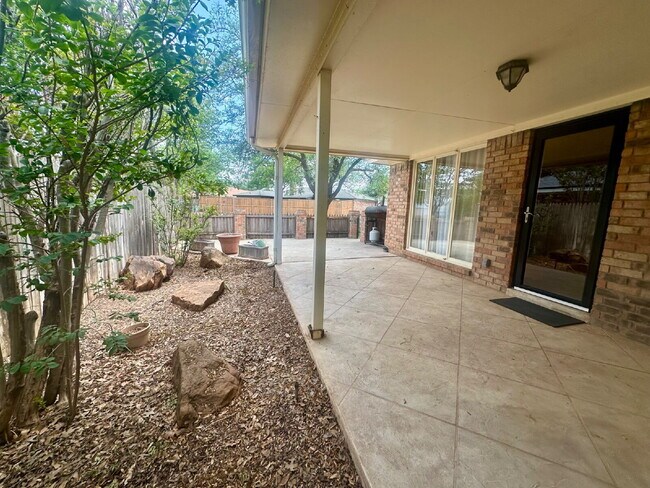 Building Photo - Spacious Home near Shadow Hills!