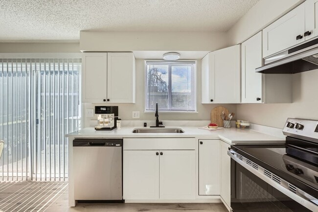 Foto del edificio - Breathtaking Renovation! Oversized 2 Bed 1.5 Bath Townhome! Ready Now! Don't Miss Out!
