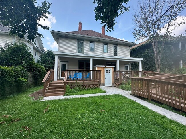 Foto del edificio - Spacious 3-Bedroom w/ Sundeck & In-Unit Laundry!