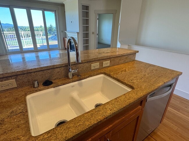 Building Photo - 3 Bed/2.5 Bath + Bonus Room, Anacortes