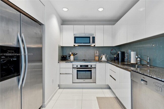 Building Photo - 1050 Brickell Ave