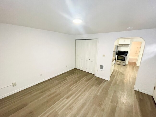 Building Photo - Super Cute 1bd/1b- Downtown - Pet Friendly...
