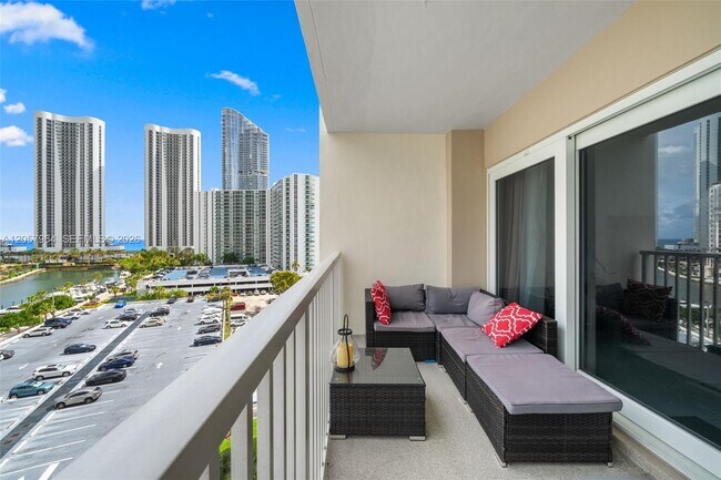Foto del edificio - 300 Bayview Dr