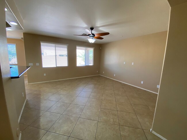 Building Photo - Luxe Living in Laveen!