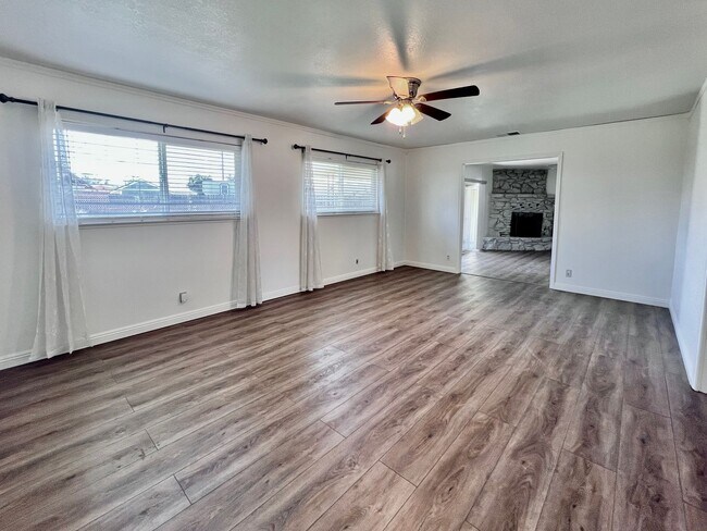 Building Photo - $2,395 Clinton & Maple, 3 Bedroom 2 Bathro...
