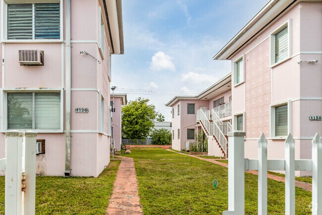 Resident Walkup View - 1120-1130 Marseille Dr